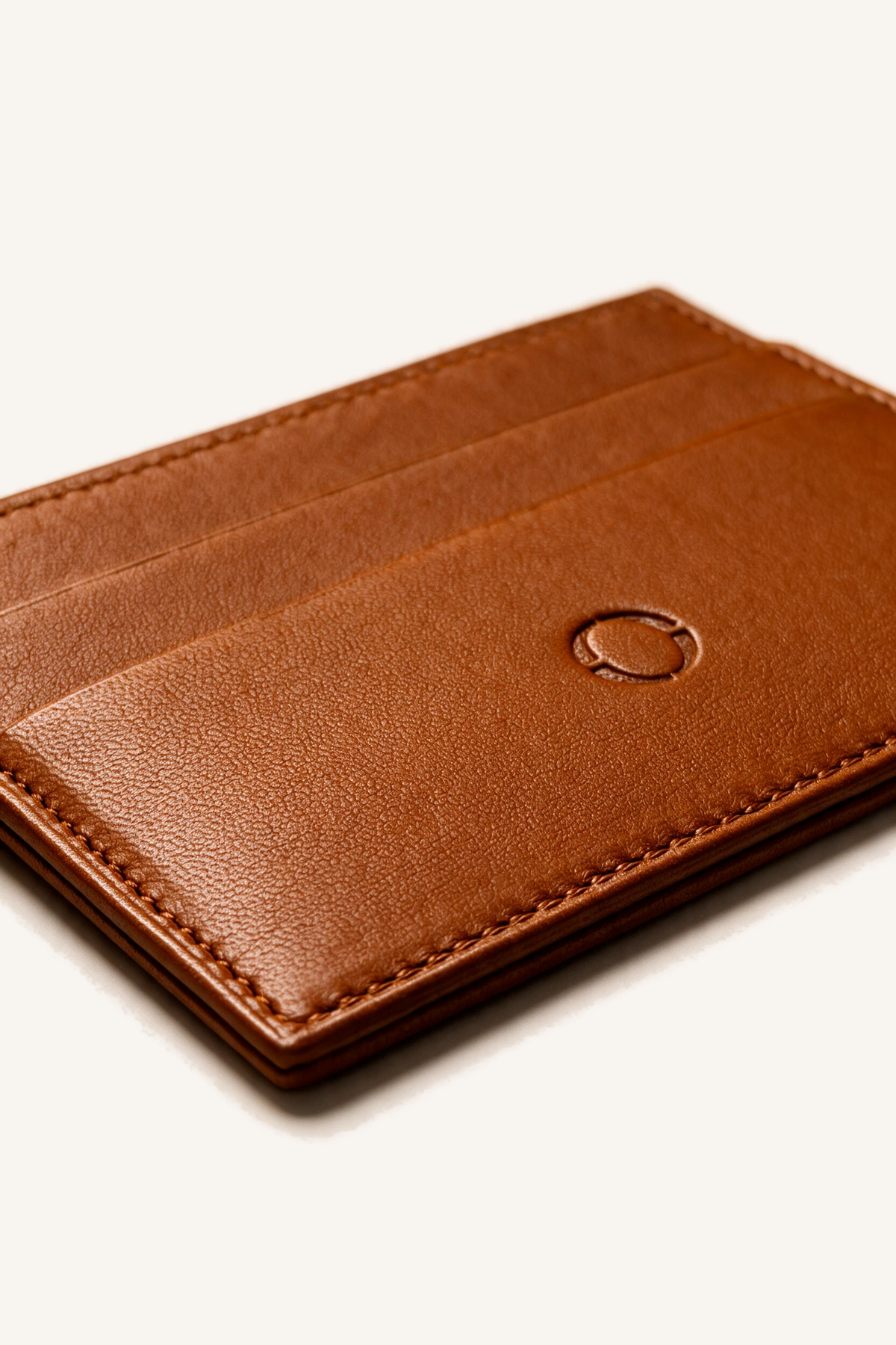 Porte-cartes OSZI First Touch en cuir d'agneau camel, présenté à plat