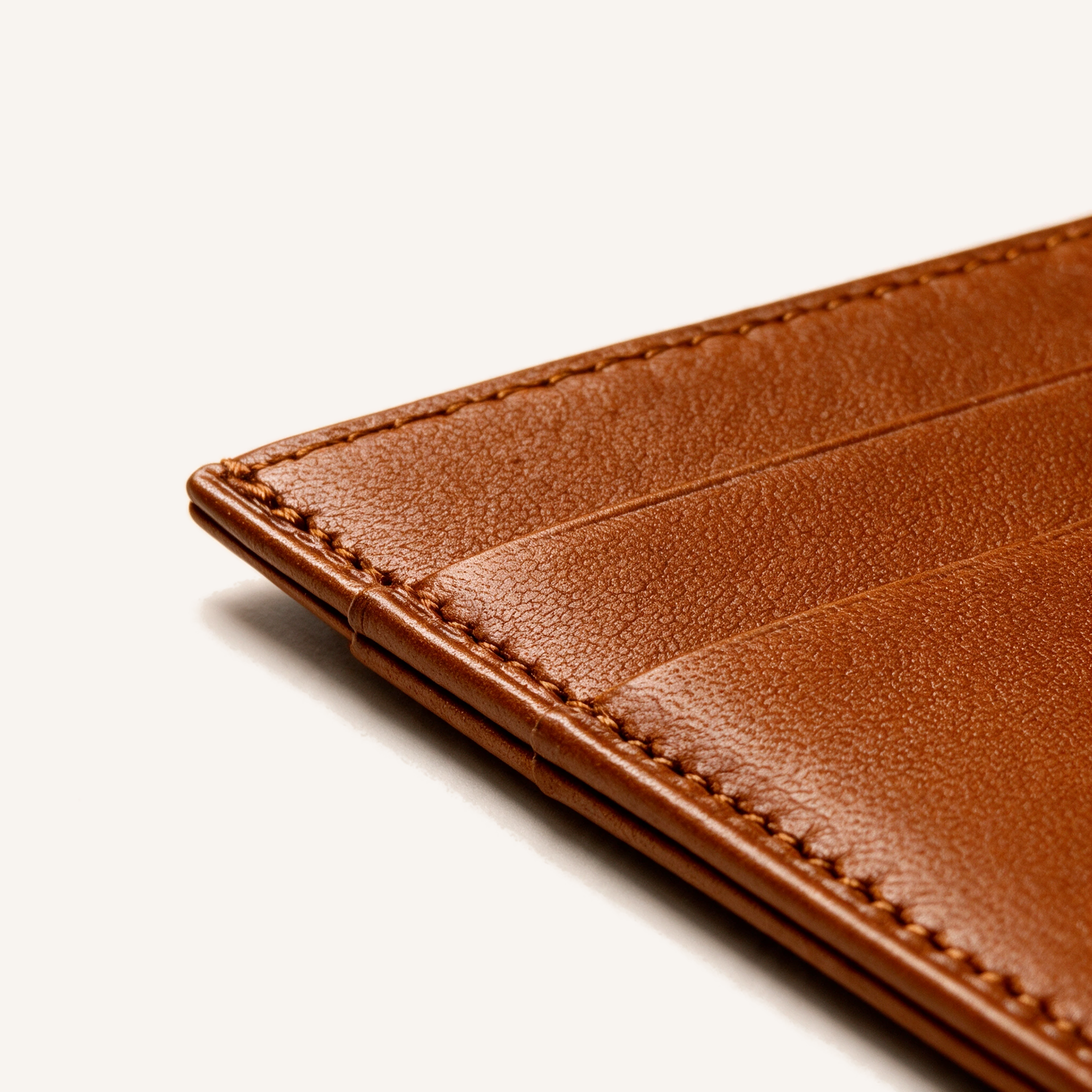 Détail du coin supérieur du porte-cartes OSZI First Touch en cuir d'agneau camel