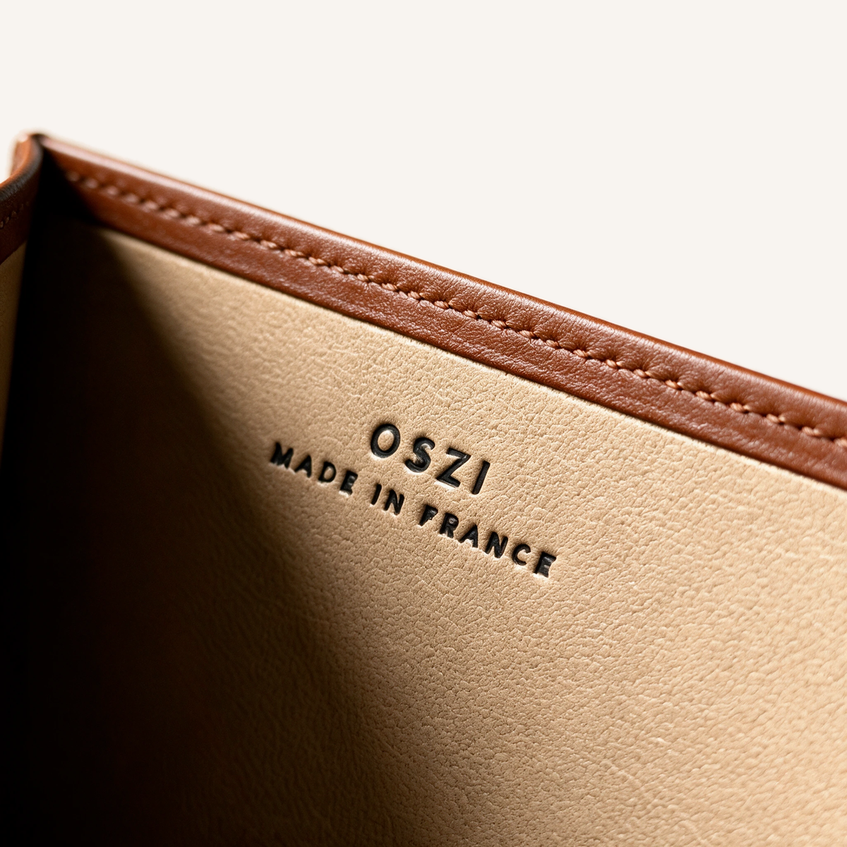 Porte-cartes OSZI First Touch en cuir d'agneau camel, ouvert sur ses compartiments à cartes