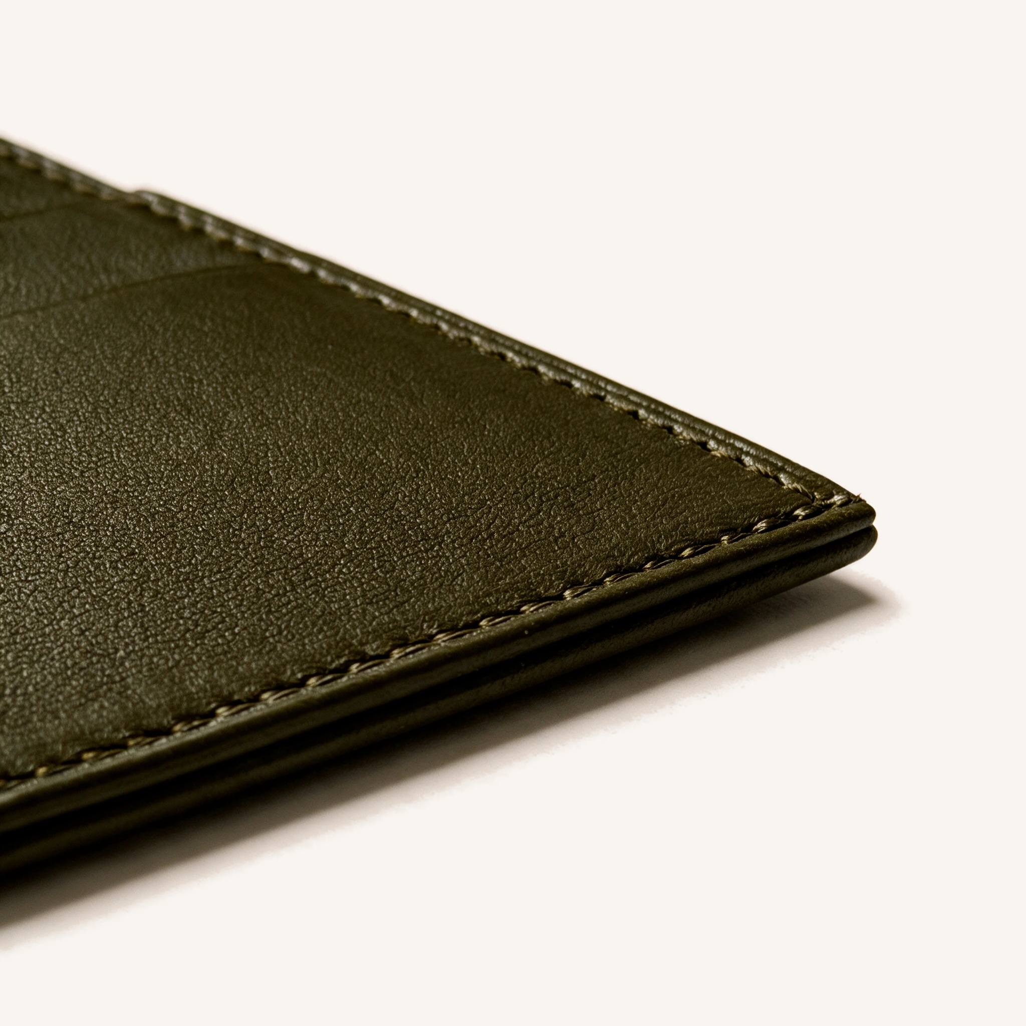 Détail du coin inférieur du porte-cartes OSZI First Touch en cuir d'agneau kaki
