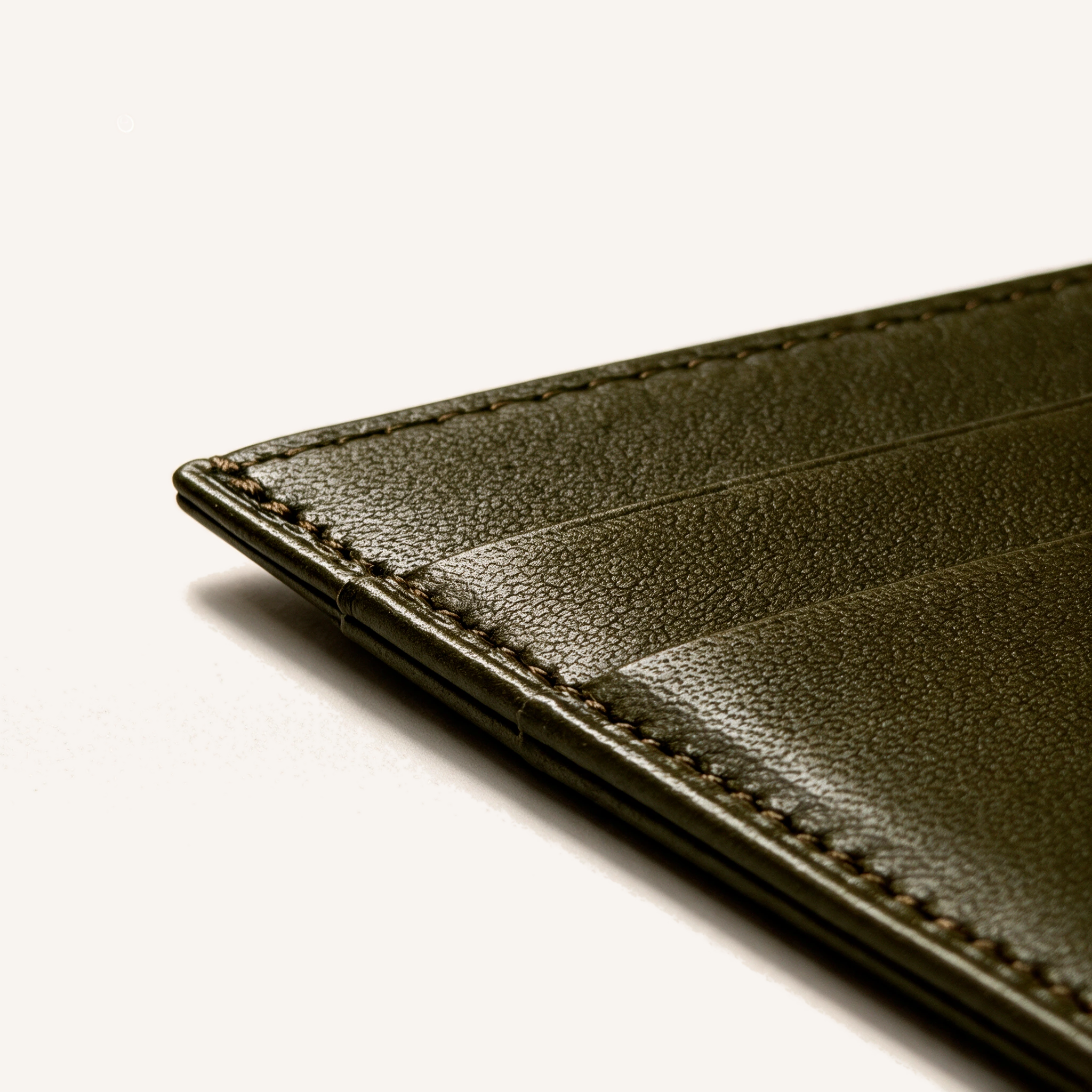 Détail du coin supérieur du porte-cartes OSZI First Touch en cuir d'agneau kaki