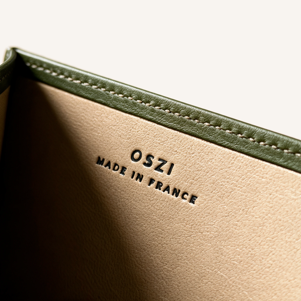 Porte-cartes OSZI First Touch en cuir d'agneau kaki, ouvert sur ses compartiments à cartes