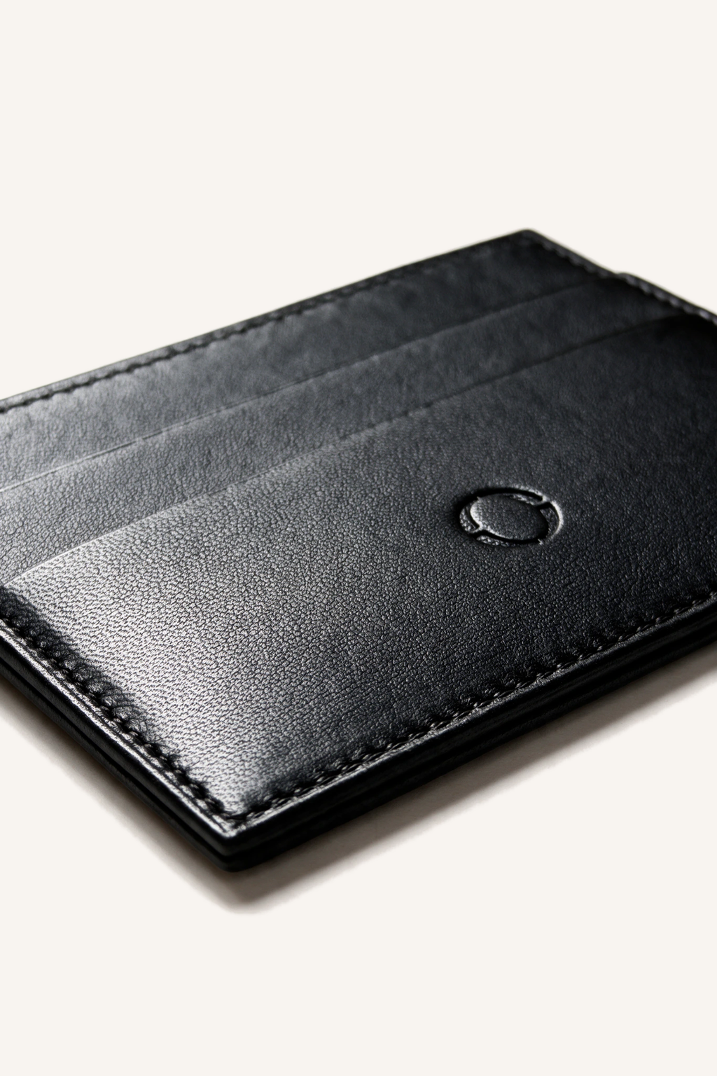 Porte-cartes OSZI First Touch en cuir d'agneau noir, présenté à plat