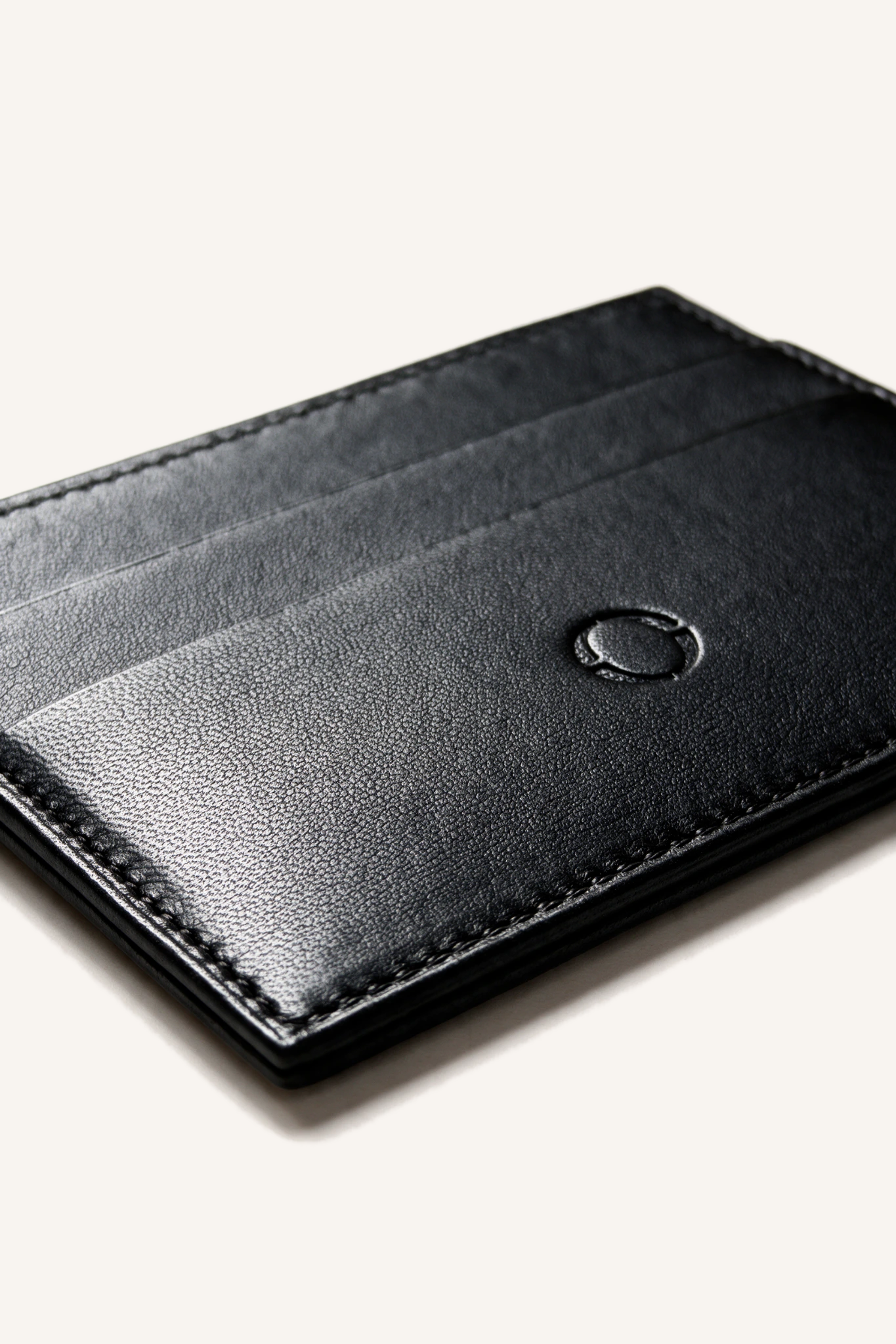 Porte-cartes OSZI First Touch en cuir d'agneau noir, présenté à plat