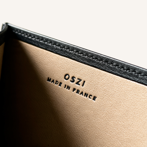 Porte-cartes OSZI First Touch en cuir d'agneau noir, ouvert sur ses compartiments à cartes