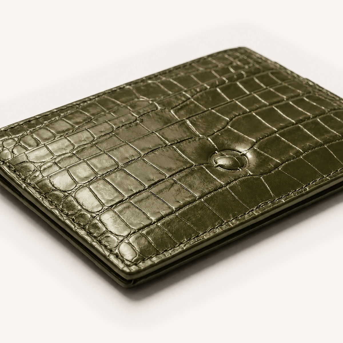 Porte-cartes OSZI First Touch en cuir d'alligator kaki, présenté à plat