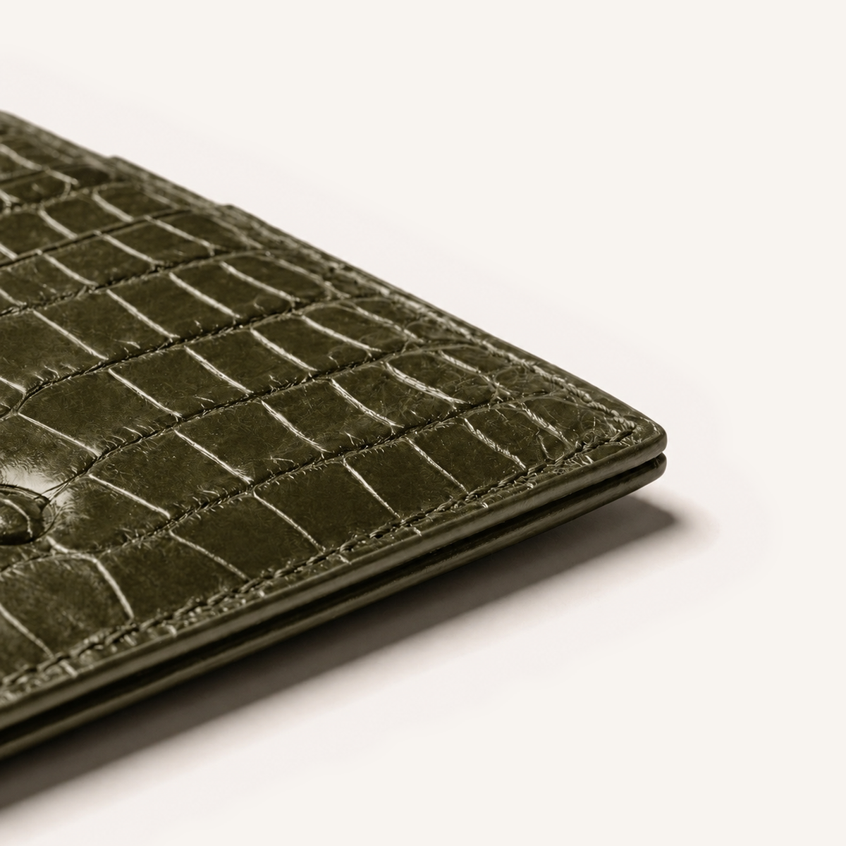Détail du coin inférieur du porte-cartes OSZI First Touch en cuir d'alligator kaki