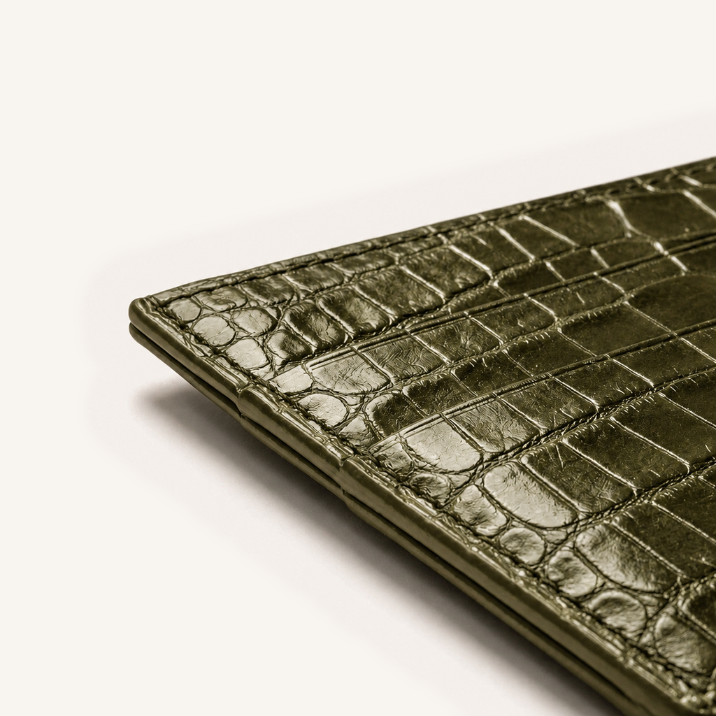 Détail du coin supérieur du porte-cartes OSZI First Touch en cuir d'alligator kaki