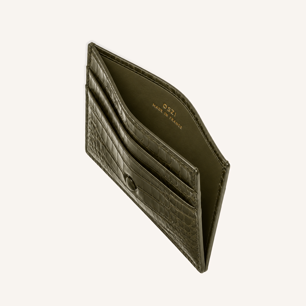 Porte-cartes OSZI First Touch en cuir d'alligator kaki, ouvert sur ses compartiments à cartes