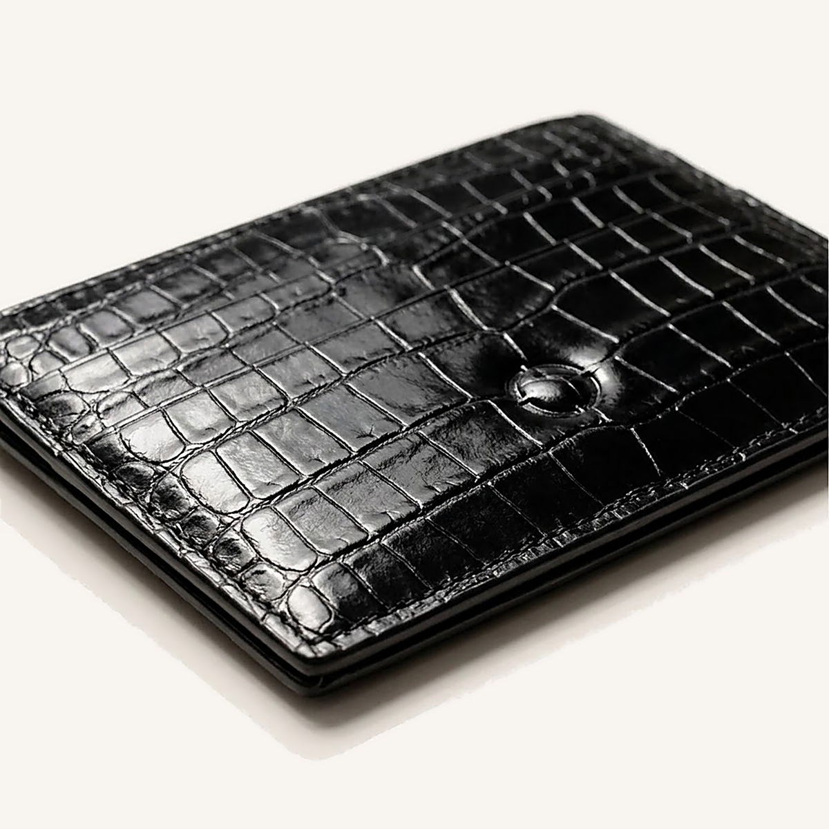 Porte-cartes OSZI First Touch en cuir d'alligator noir, présenté à plat